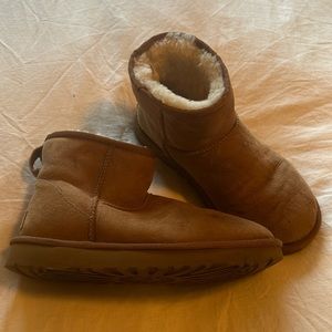 Ugg mini size 7 women’s